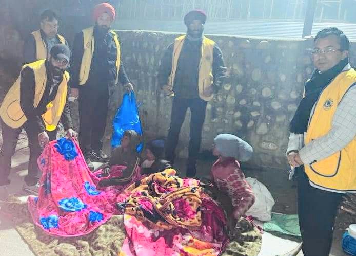 The Lions Club distributed blankets to the needy people sleeping on the roadside in the cold